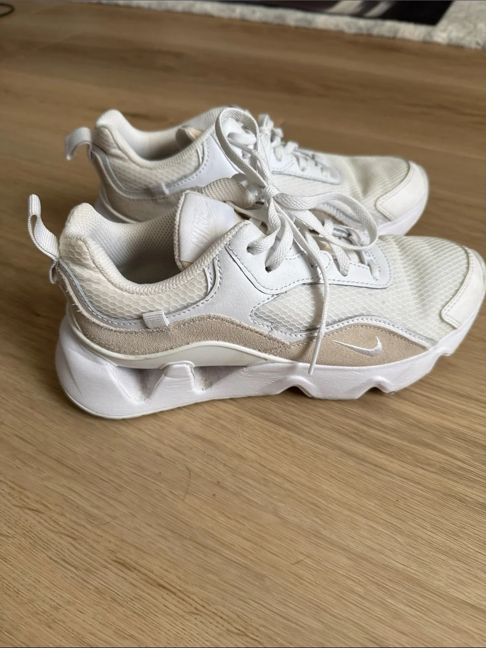 Nike RYZ in tan/white colorway